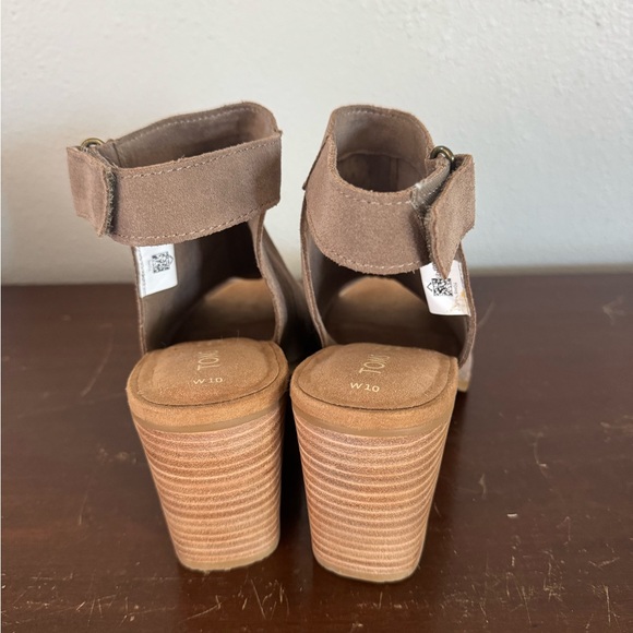 Toms Grenada Women's Taupe/Gray Sandals Suede/Perforated. 10 - Picture 2 of 8